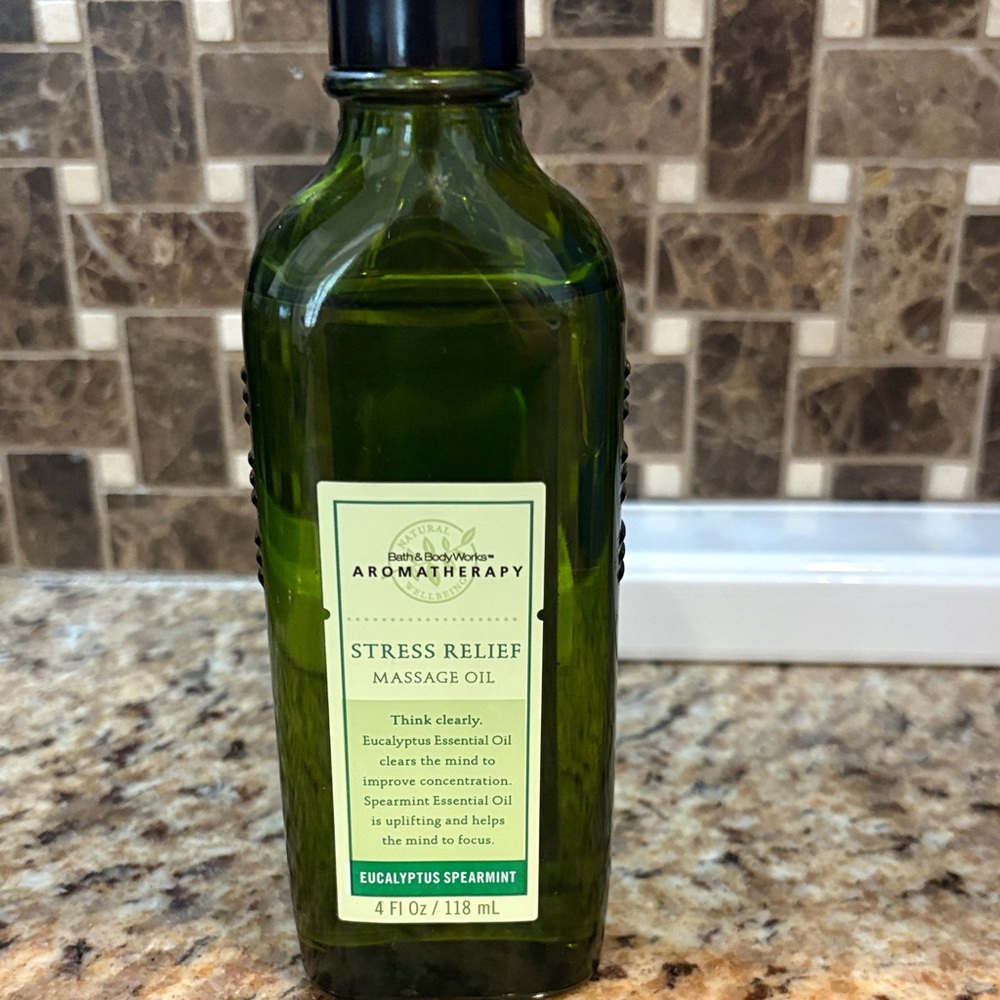 Bath & Body Works Aromatherapy Stress Relief Massage Oil‎ - Green